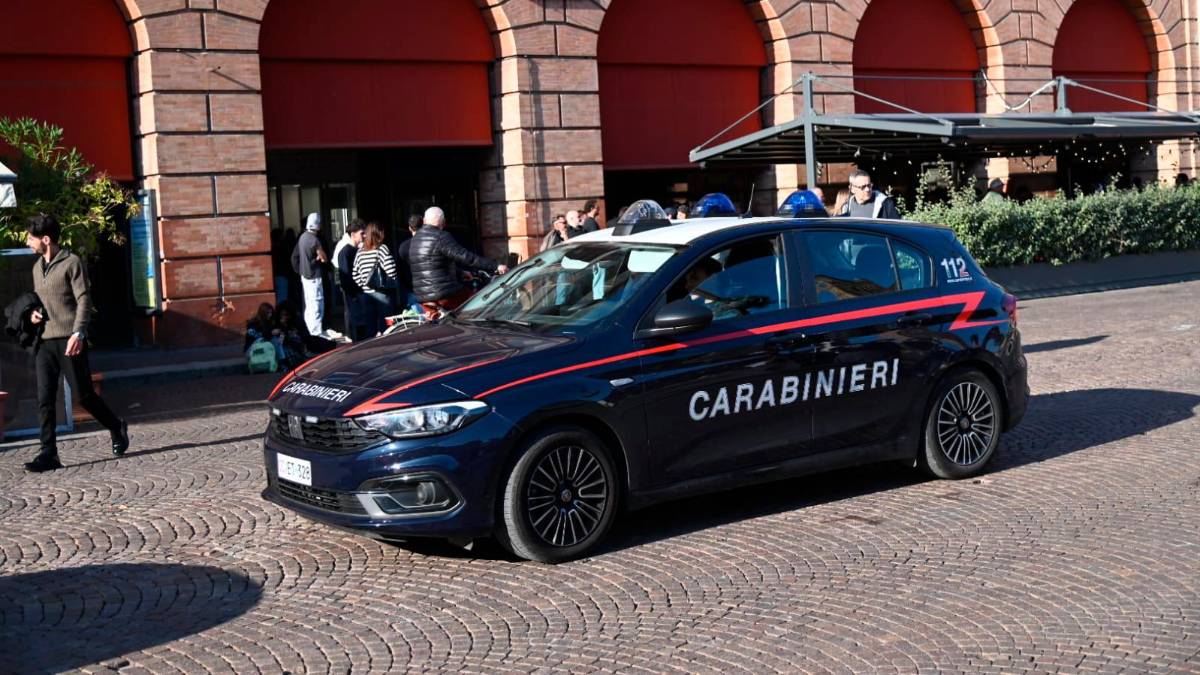 Forlì, scaramucce a distanza tra antifascisti e simpatizzanti di destra in Piazzale della Vittoria - Gallery