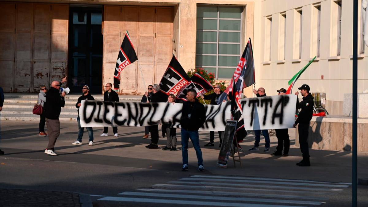 Forlì, scaramucce a distanza tra antifascisti e simpatizzanti di destra in Piazzale della Vittoria - Gallery