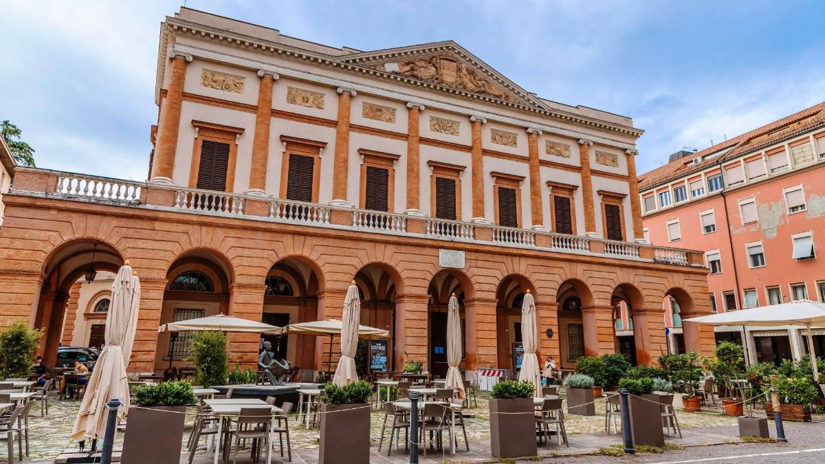 Piazza Guidazzi, accanto al teatro Bonci