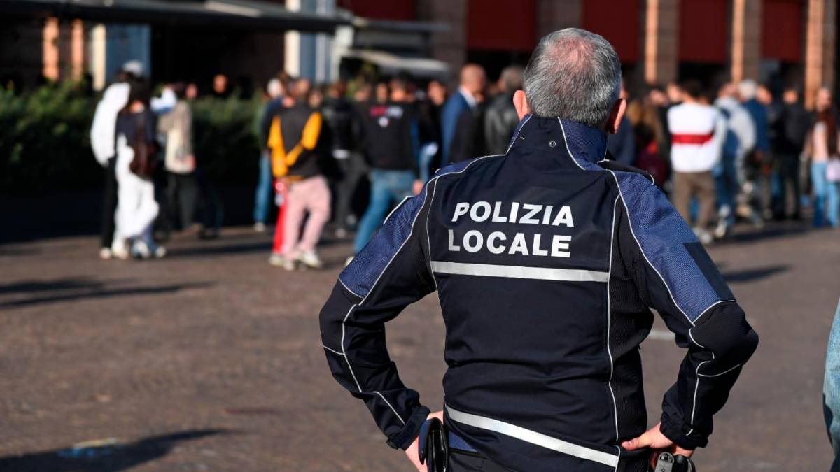 Forlì, scaramucce a distanza tra antifascisti e simpatizzanti di destra in Piazzale della Vittoria - Gallery