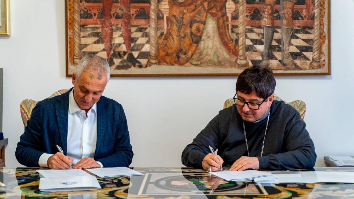 Il sindaco di Rimini Jamil Sadegholvaad con il vescovo Nicolò Anselmi
