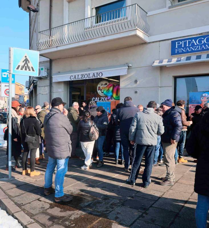 Cesena, il calzolaio del Ponte Vecchio festeggia 40 anni di bottega, tra scarpe da riparare e chiacchiere sul Cesena Calcio