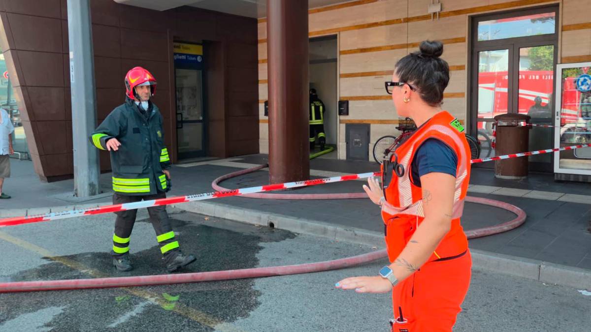 Riccione, incendio sopra la stazione ferroviaria VIDEOGALLERY