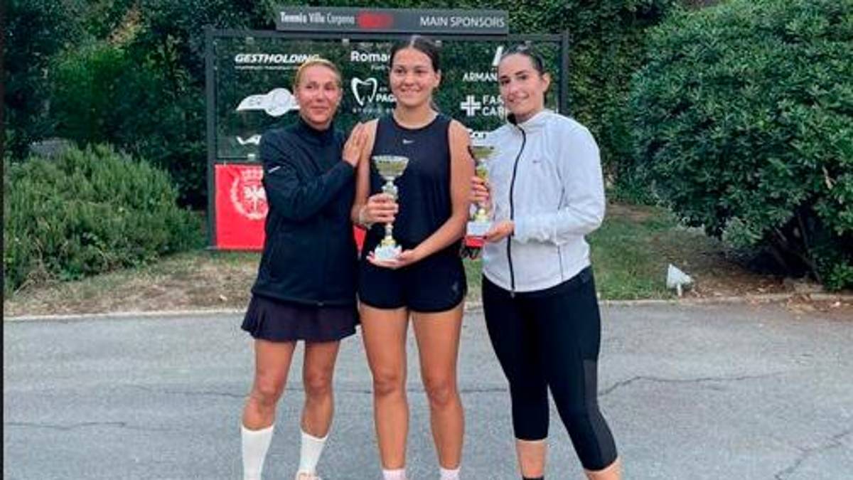 La premiazione del singolare femminile al Tennis Villa Carpena