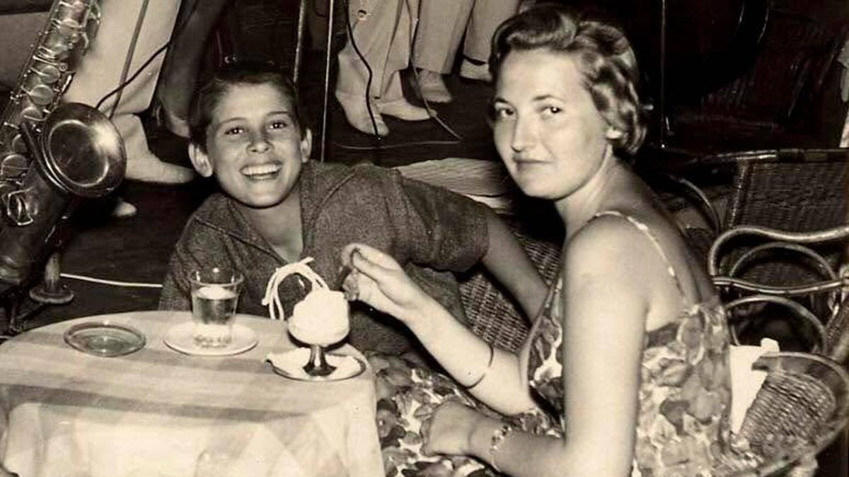 In alto un Gianni Morandi 13enne, alla sua prima estate a Riccione presso il Caffé Concerto