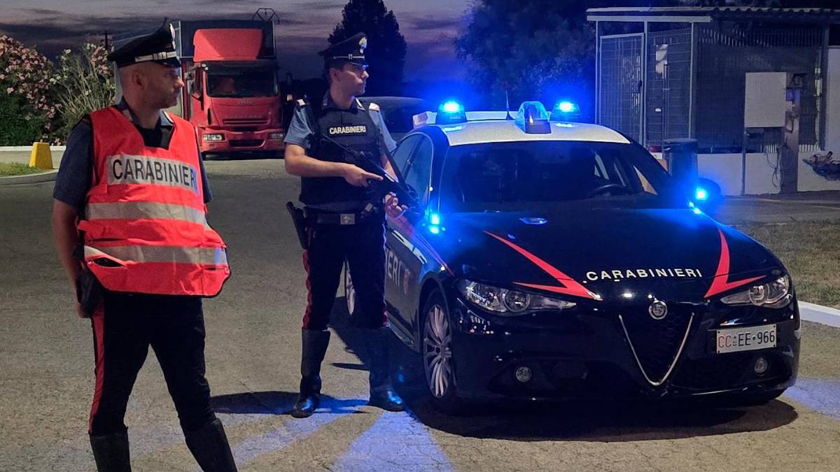 Cesena, non si ferma all’alt dei Carabinieri e dall’auto spunta un coltello: scatta la denuncia
