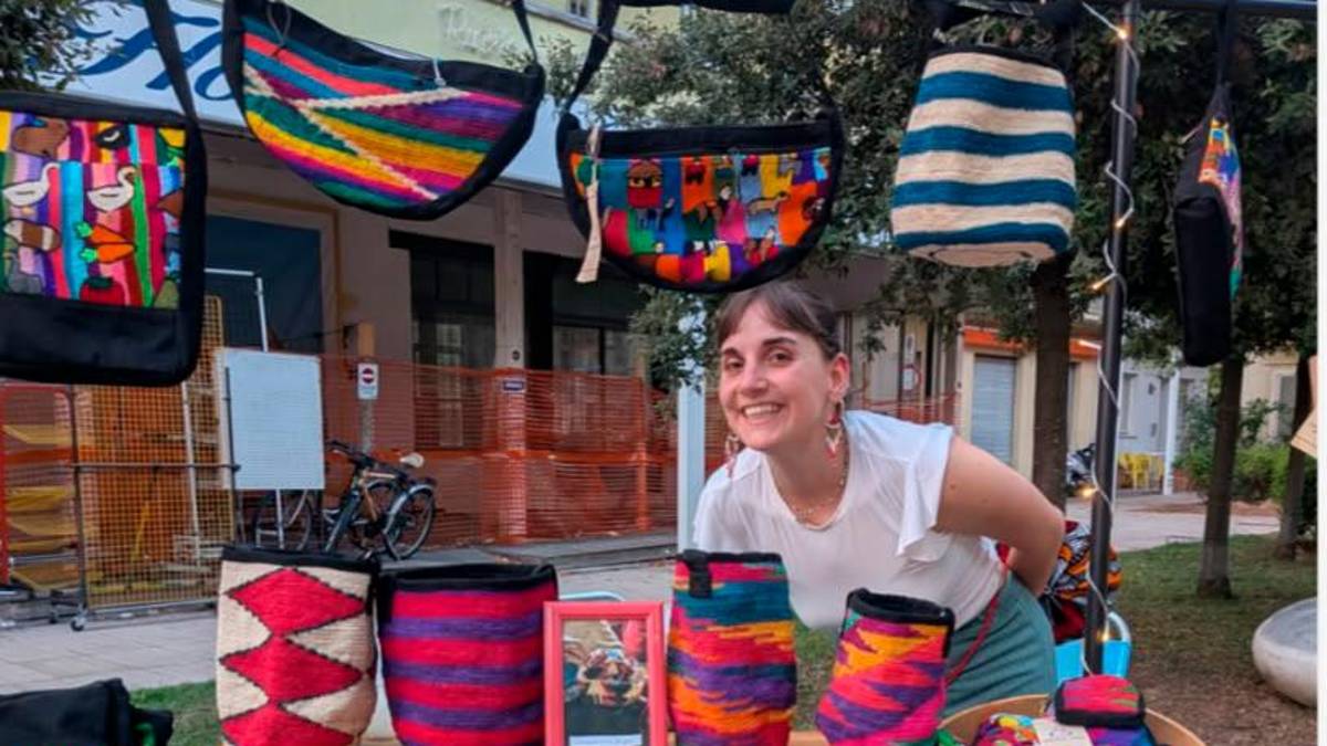 Un oggetto lavorato in Ecuador; a fianco Caterina Amadei a un mercatino
