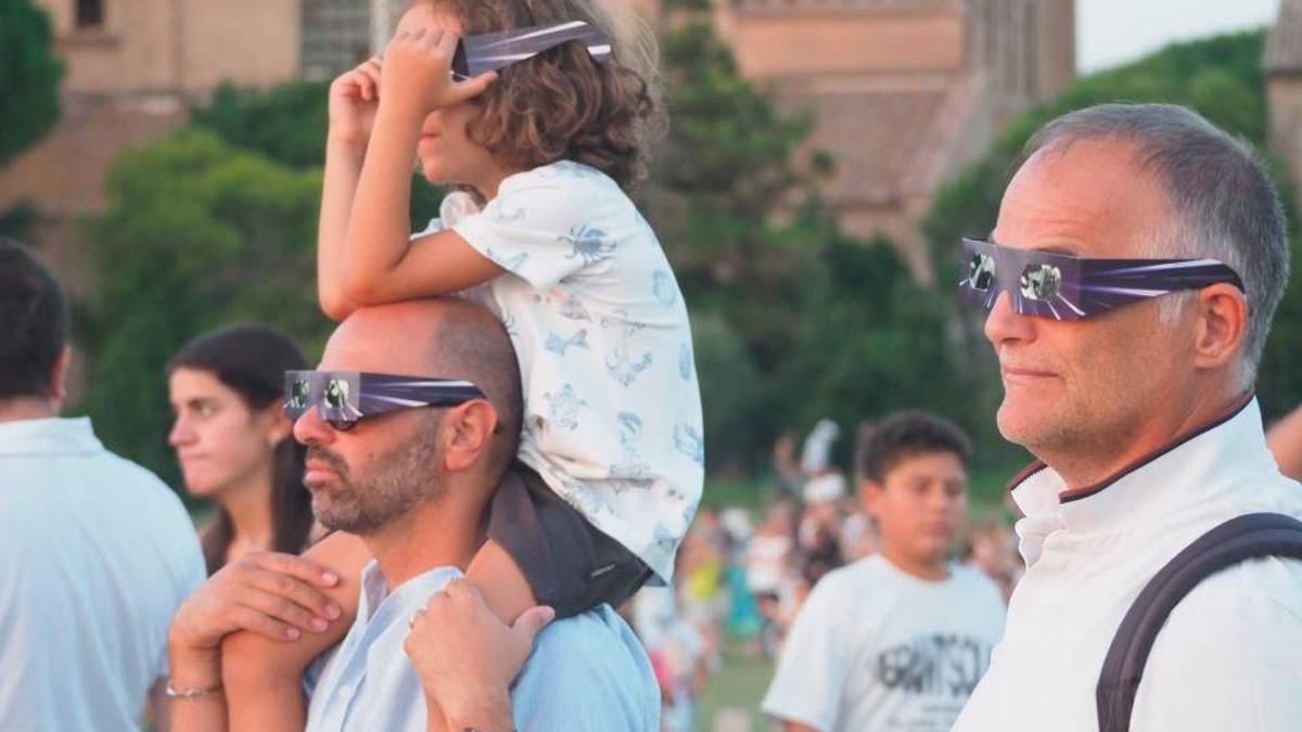 Ravenna, in centinaia si ritrovano davanti alla basilica di Classe per l’eclissi di sole: le immagini