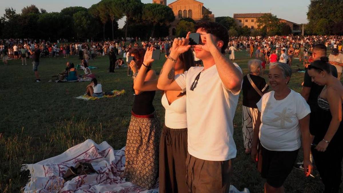 Ravenna, in centinaia si ritrovano davanti alla basilica di Classe per l’eclissi di sole: le immagini