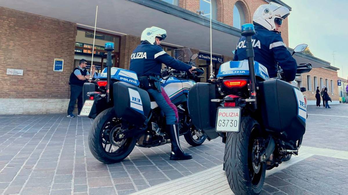 Ravenna, ubriaco prende a calci e pugni la Polfer sul treno: denunciato e convoglio in ritardo