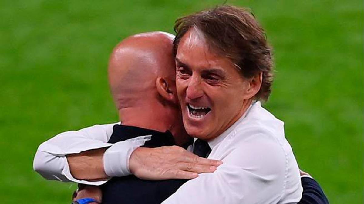 Gianluca Vialli e Roberto Mancini dopo la vittoria degli azzurri agli Europei 2021