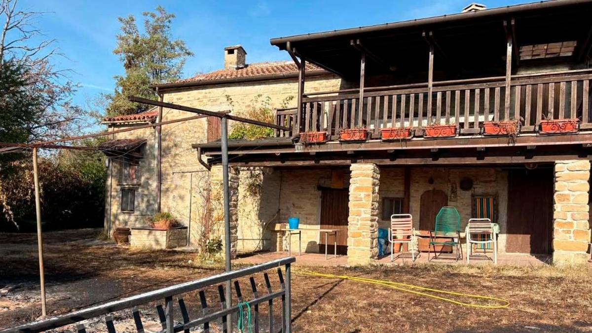 Civitella, chiesina salvata dalle fiamme da due abitanti ma parte un nuovo incendio. Le foto della devastazione GALLERY