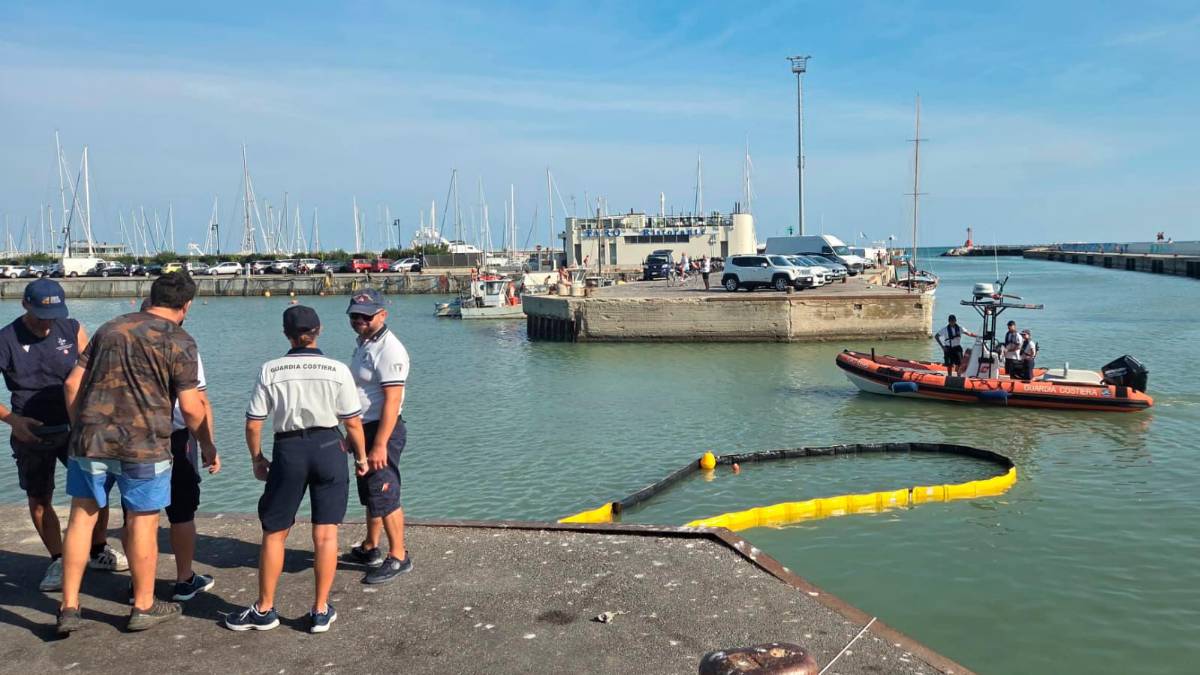 Cattolica, si butta con l’auto nel canale insieme alla moglie: nel primo pomeriggio le operazioni di recupero del mezzo