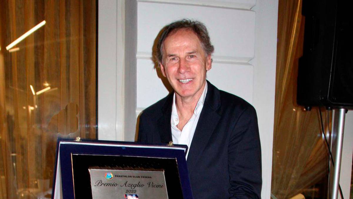 Addio A Franco Baresi Simbolo Del Milan Nel 2022 Ricevette Il Premio 