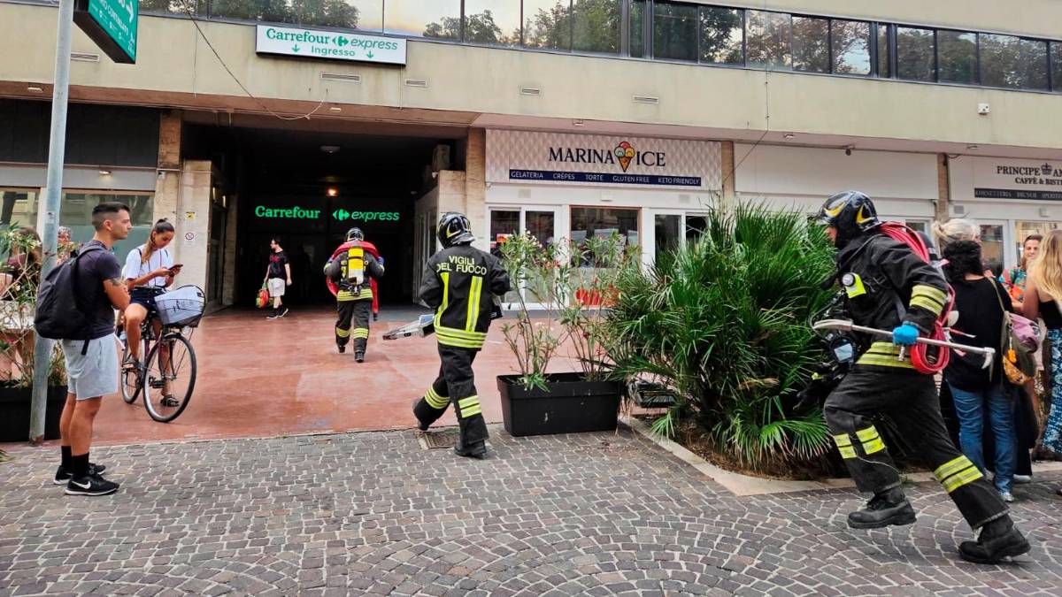 Rimini, una pentola lasciata sul fuoco fa scattare l’allarme antincendio: evacuato il grattacielo VIDEO