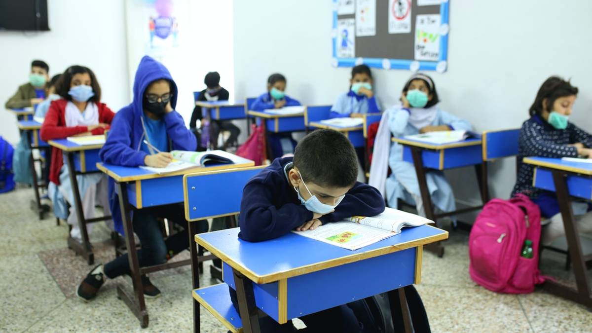Covid Emilia-Romagna, l'assessore alla Sanità ammette: Il protocollo della scuola è inapplicabile