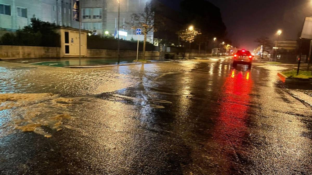 A Cesenatico danni a spiaggia, porte vinciane, alberi e tetto di una scuola
