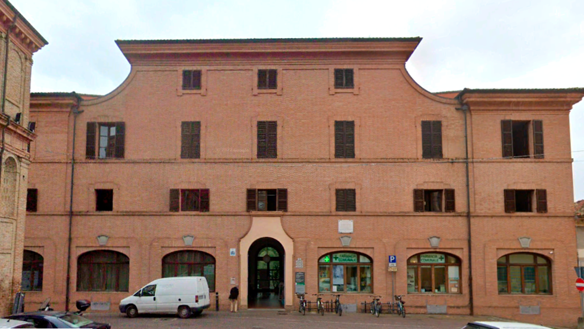 Il palazzo ospita la sede dei medici di medicina generale, dei servizi sociali del Comune, della farmacia comunale, di diverse associazioni e dell’archivio storico