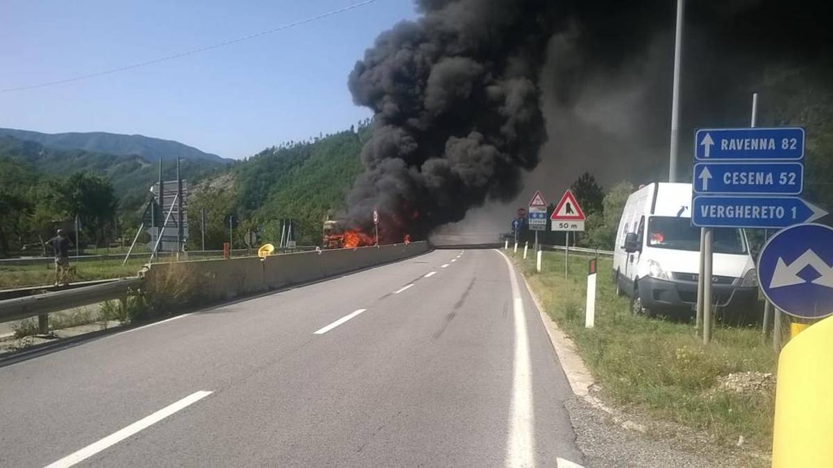 Camion in fiamme sul Verghereto, E45 chiusa per ore, danni all'asfalto