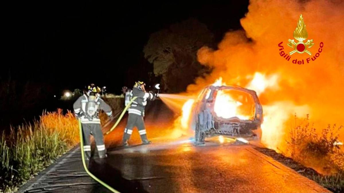 Forlì, va a fuoco l’auto mentre è in marcia. Conducente illeso, vettura distrutta
