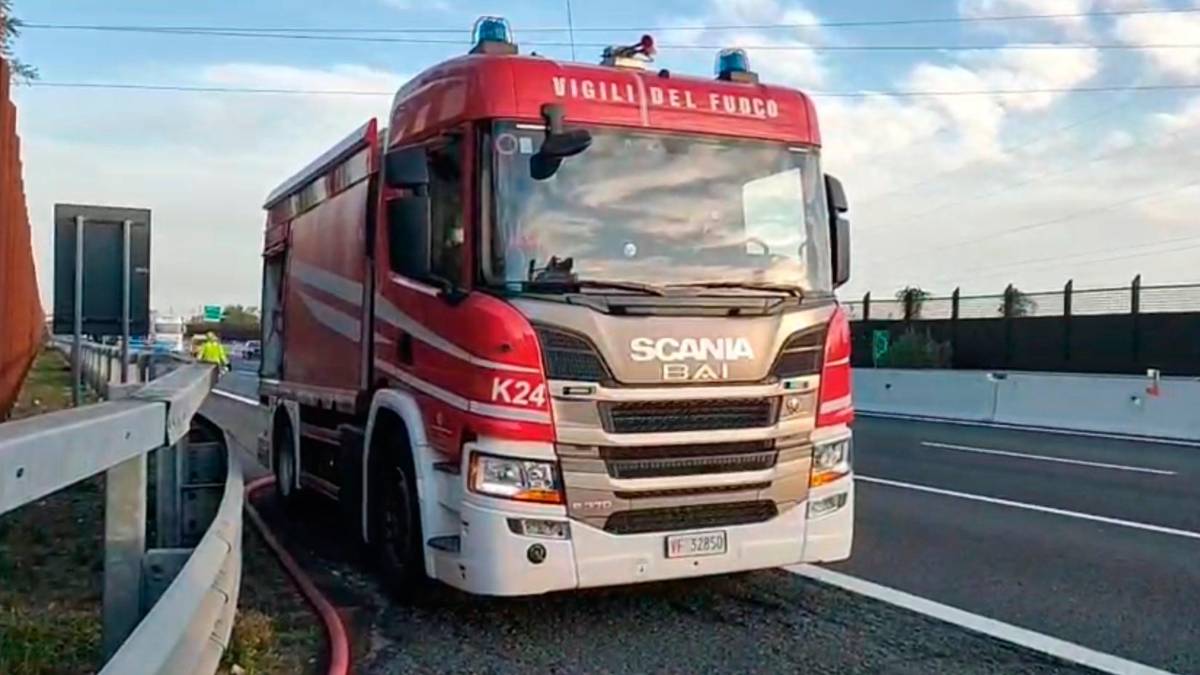 Rimini, incendio in A14: a fuoco il rimorchio di un Tir VIDEO