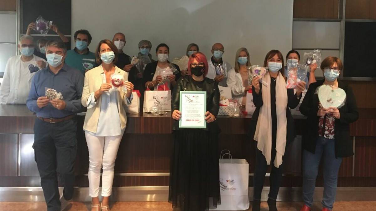 Cuori fatti a mano consegnati ai sanitari del Bufalini di Cesena