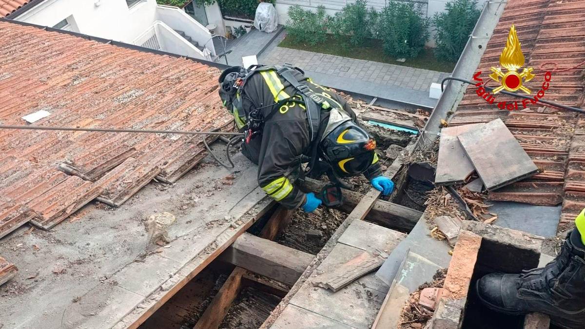 Forlì, incendio nel sottotetto: intervento dei Vigili del Fuoco