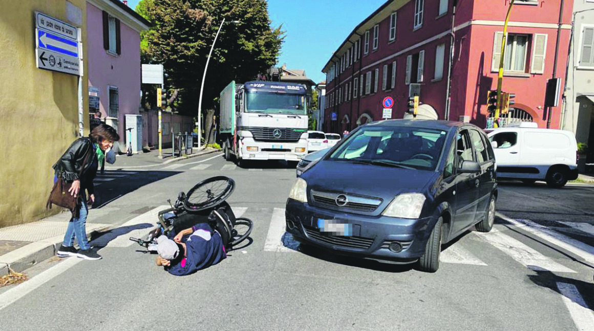 Cesena, disabile investito in carrozzina sulle strisce pedonali