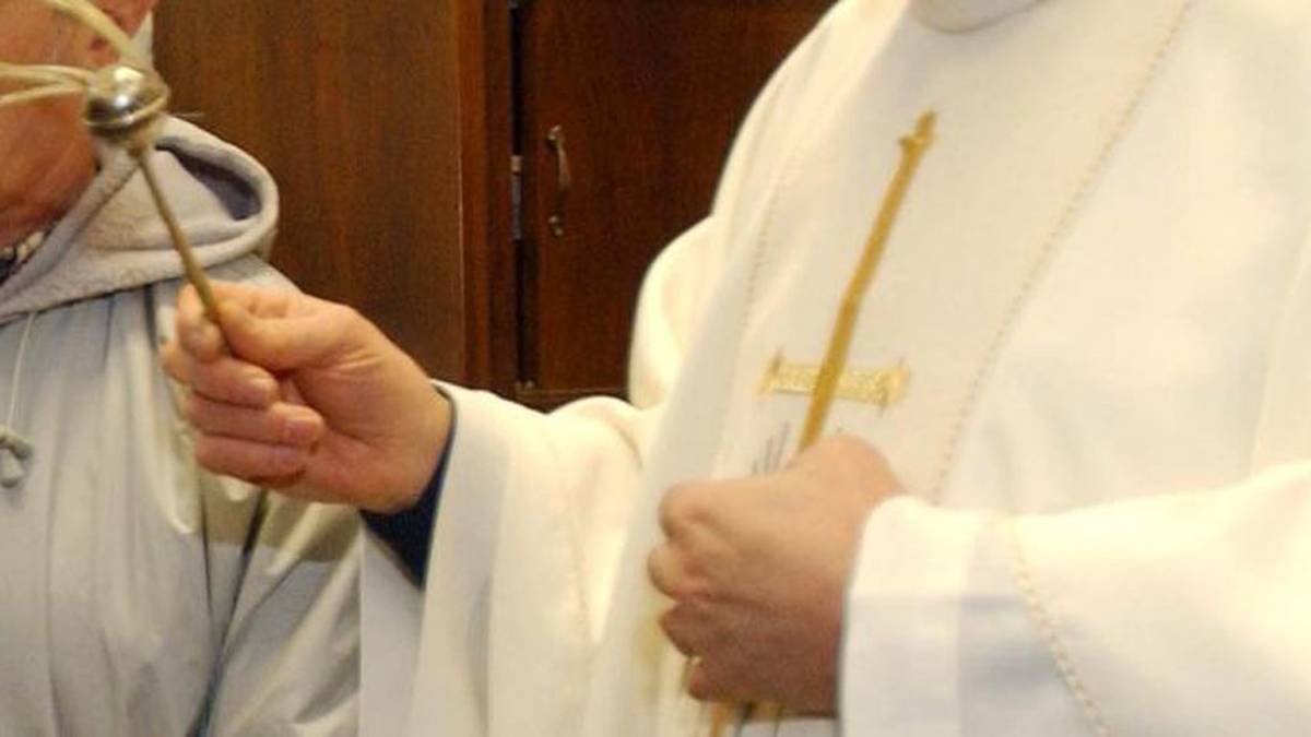 Rimini. Benedizioni pasquali, il parroco passa sotto casa