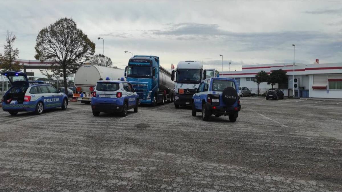 Rimini. Trasporti pericolosi, 55 multe della Polstrada