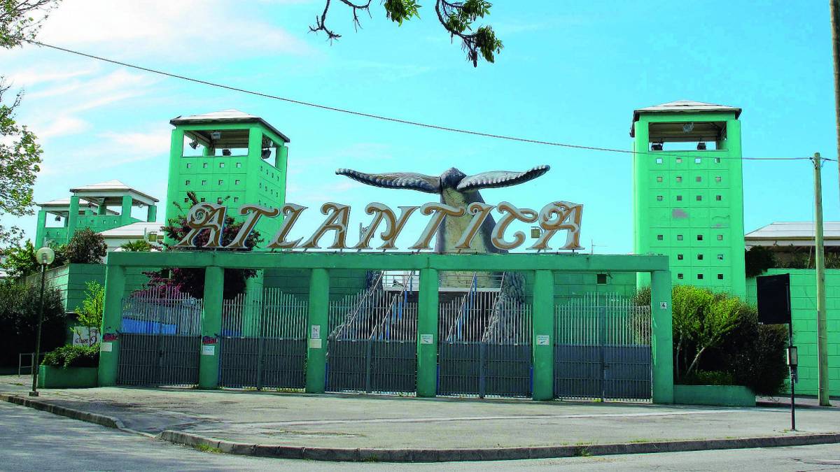 Cesenatico, lite per la fila ad Atlantica: offese razziste e ceffoni