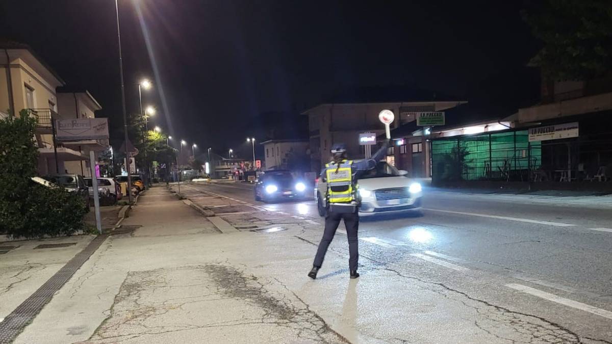 Riccione, ubriaco fradicio, non si ferma all'alt e sperona gli agenti: scatta l'arresto