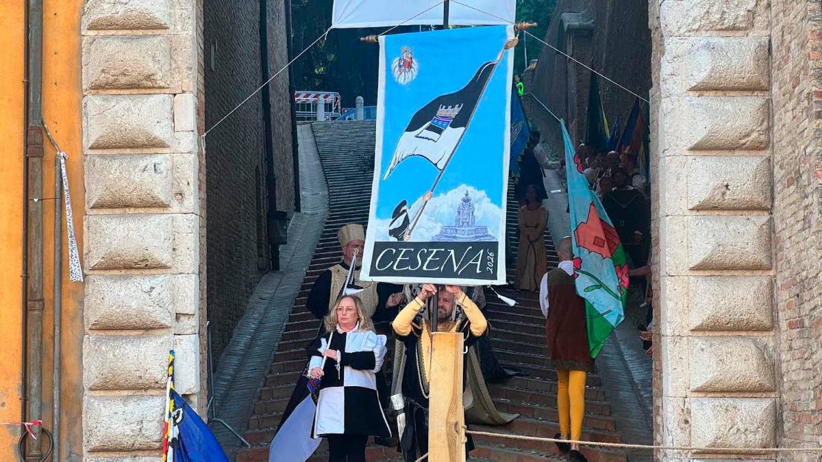 L’arrivo del palio dalla scalinata