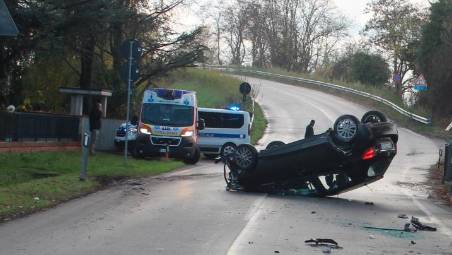 Cesena, pneumatici usurati: sbanda e si ribalta con l’auto, 29enne miracolato e illeso