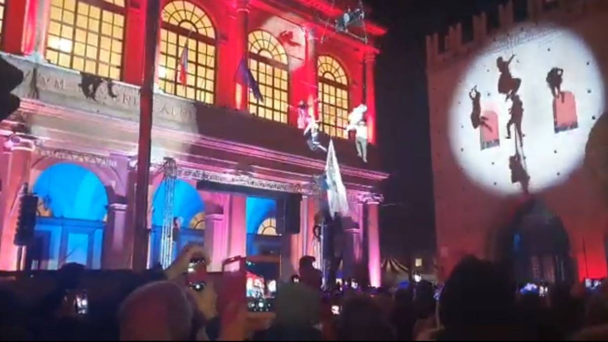 Rimini. Migliaia di persone in piazza per i 100 anni di Fellini VIDEO