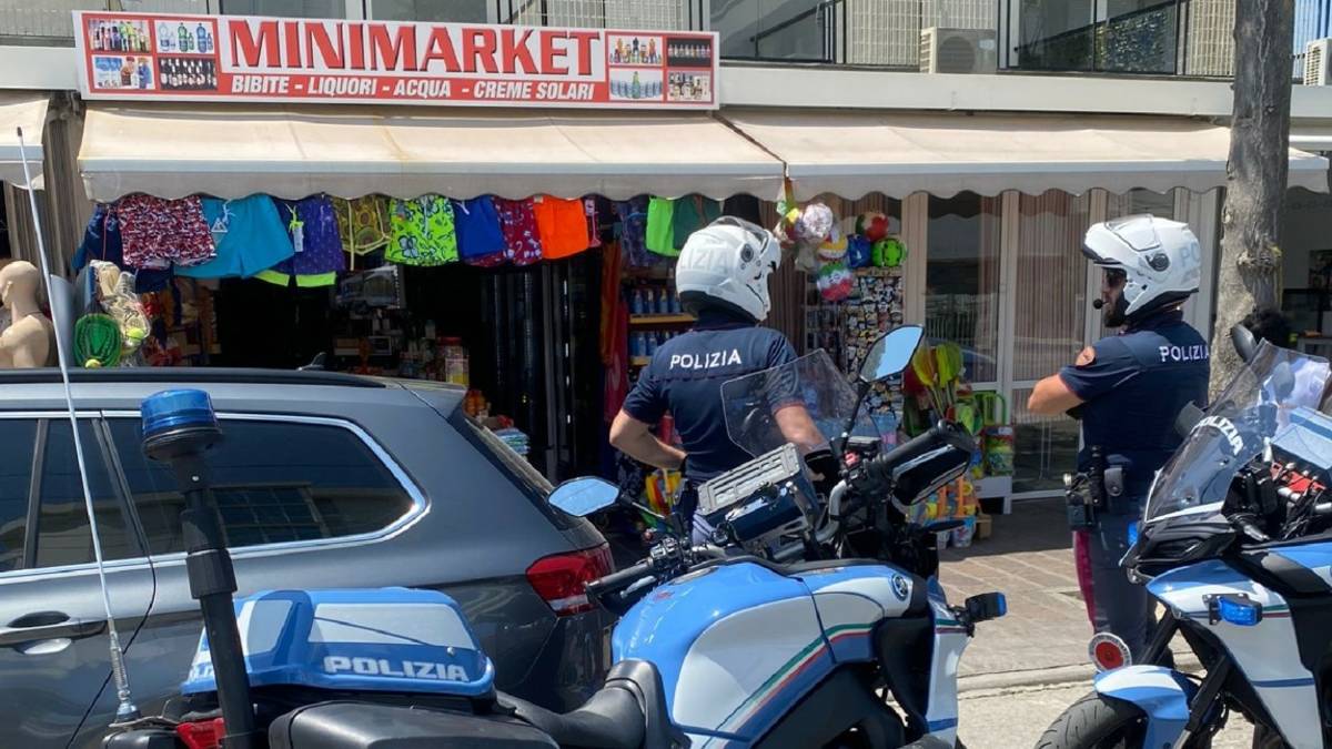 Rimini, rapina al minimarket con spray al peperoncino e calci e pugni al gestore: tre arresti