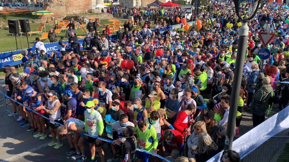 Rimini Marathon, anche le bandiere della pace alla partenza VIDEO GALLERY