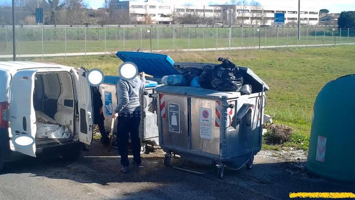 Rifiuti, conferimenti sbagliati: foto trappole e multe a Cesenatico