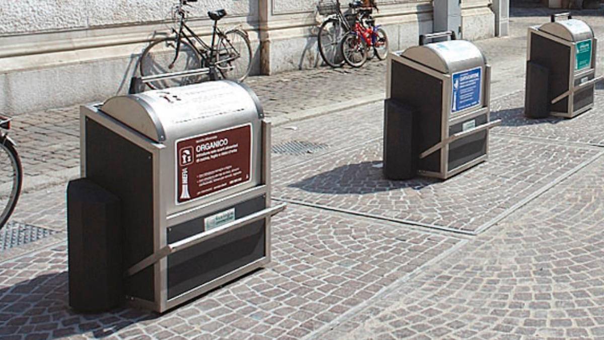 L’isola ecologica in piazza Andrea Costa