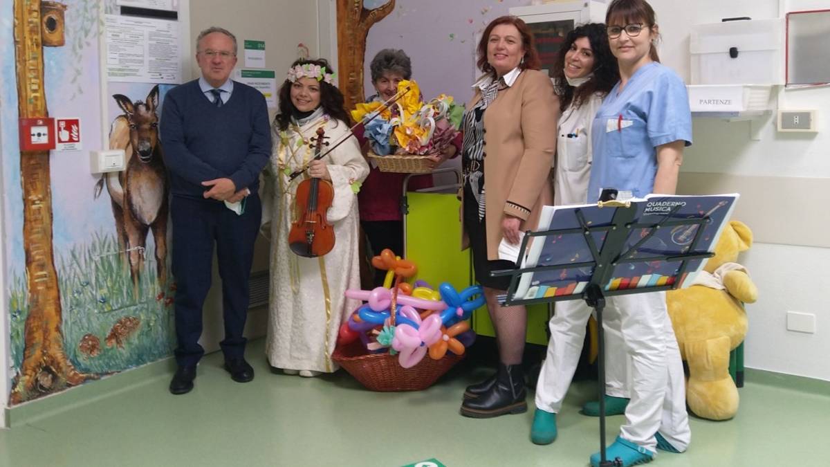 Faenza, entrano in ospedale e iniziano a suonare per i bambini ricoverati