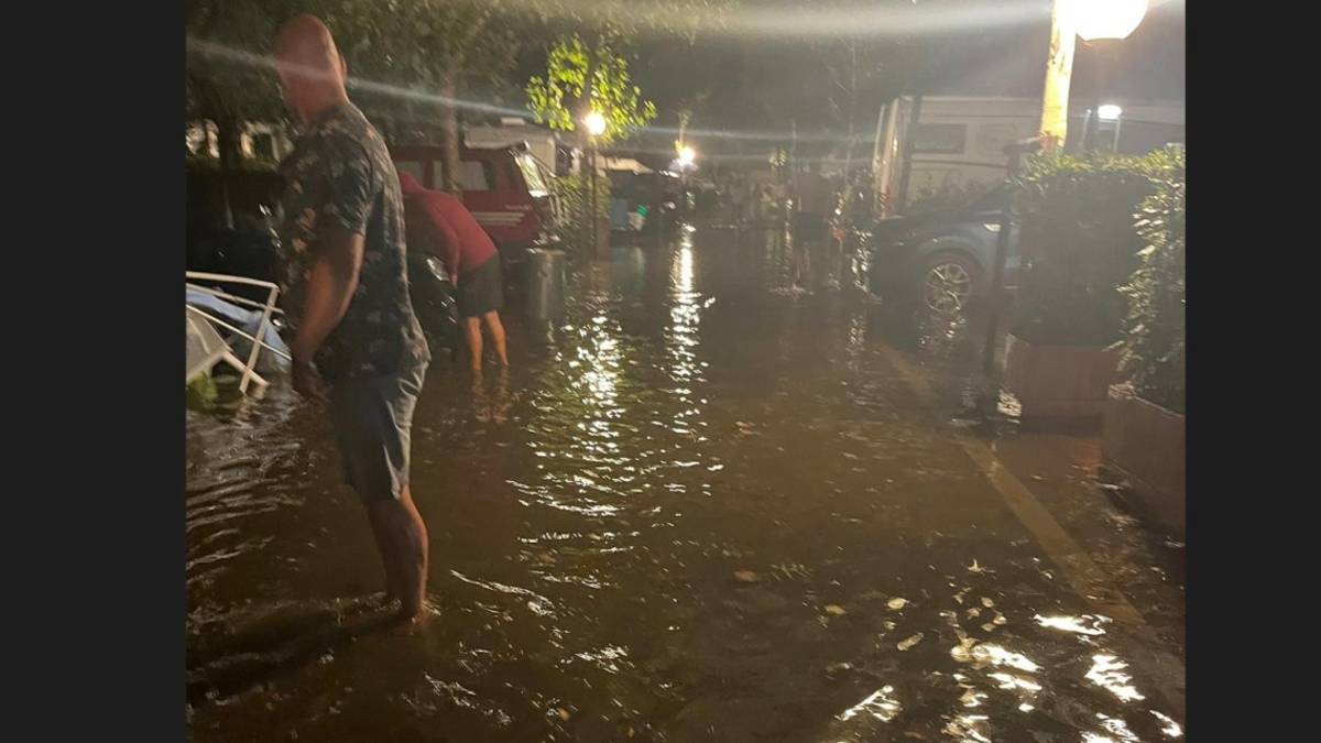 Nubifragio nella notte, allagamenti al camping di Savignano Mare