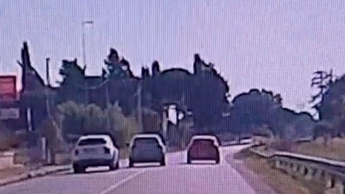 Cesena, sorpasso pericolosissimo in via Calcinaro a ridosso del centro sportivo di Martorano VIDEO