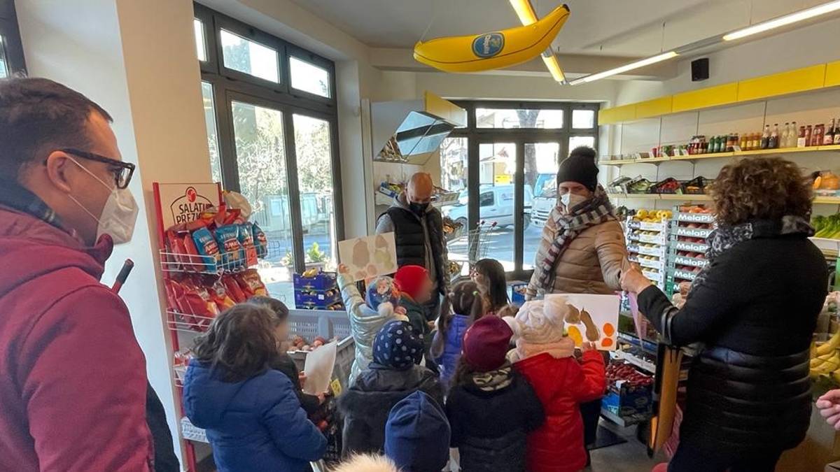 Cattolica, le opere dei bimbi in mostra dal fruttivendolo