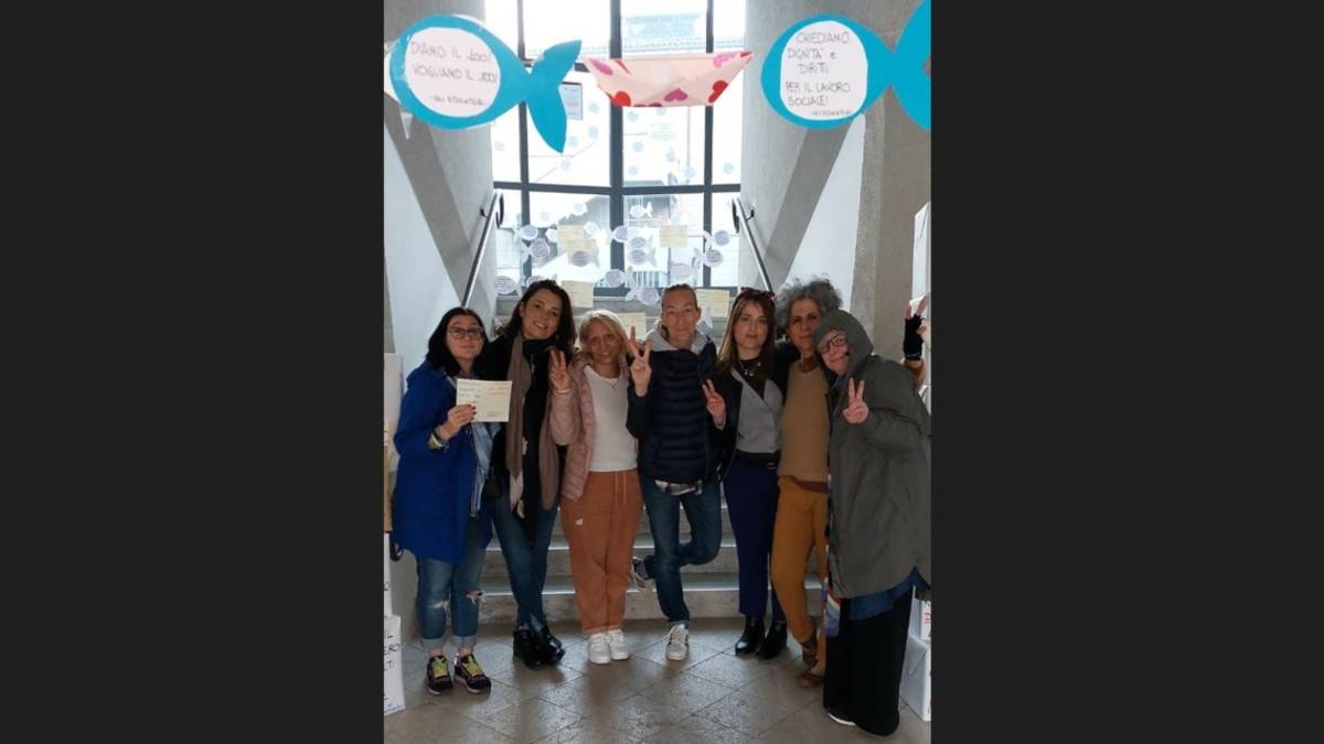 Cesenatico, flash mob in Comune per le educatrici scolastiche: Siamo tutte nella stessa barca