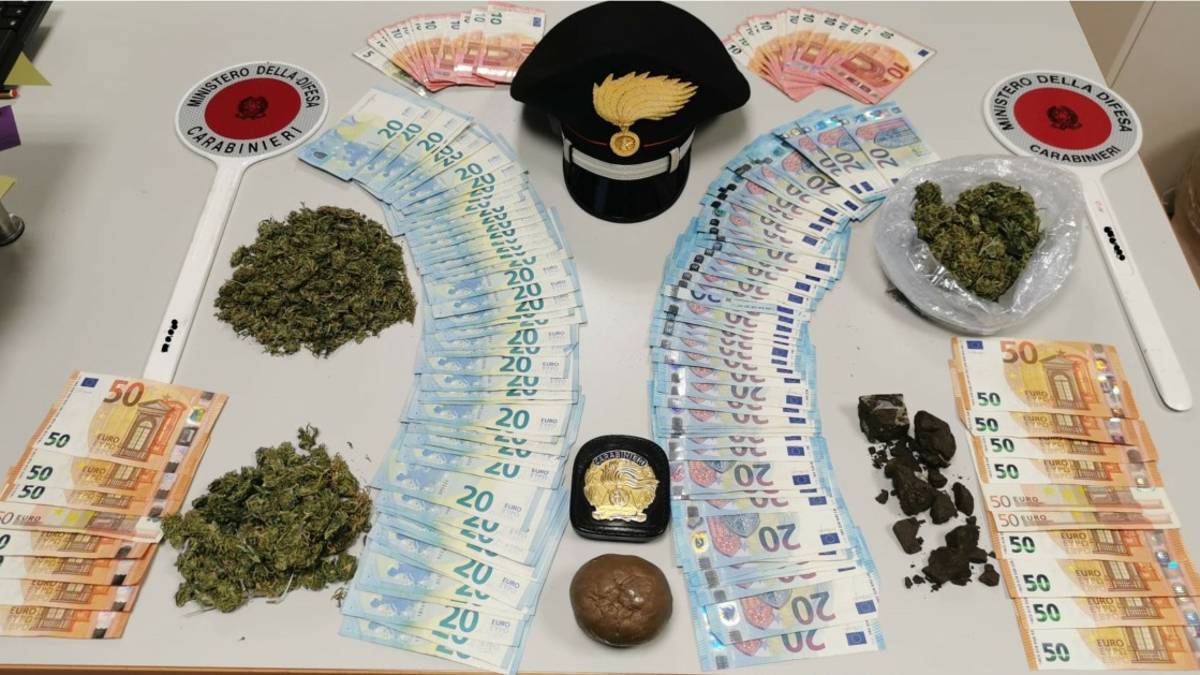 Droga nel parcheggio del supermercato a Cesena: arrestato