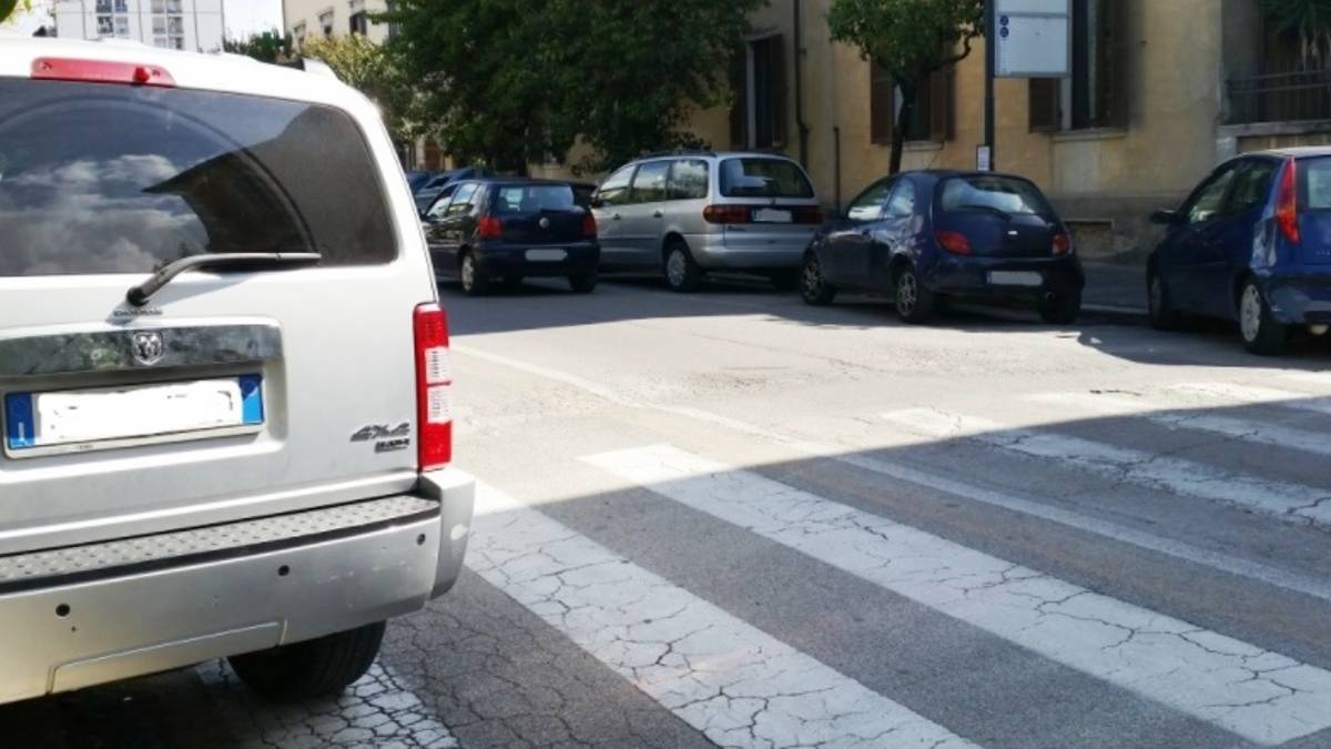 Il peggiore difetto dell'automobilista di Rimini? Parcheggia sulle strisce pedonali