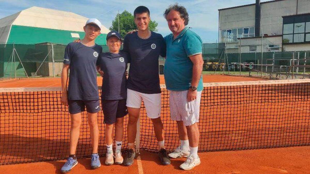 La squadra Under 14 del Ct Massa con il maestro Michele Montalbini