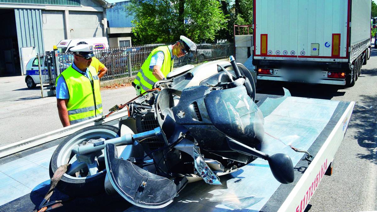 Coriano, parcheggiò male il tir e centauro morì. Camionista a processo