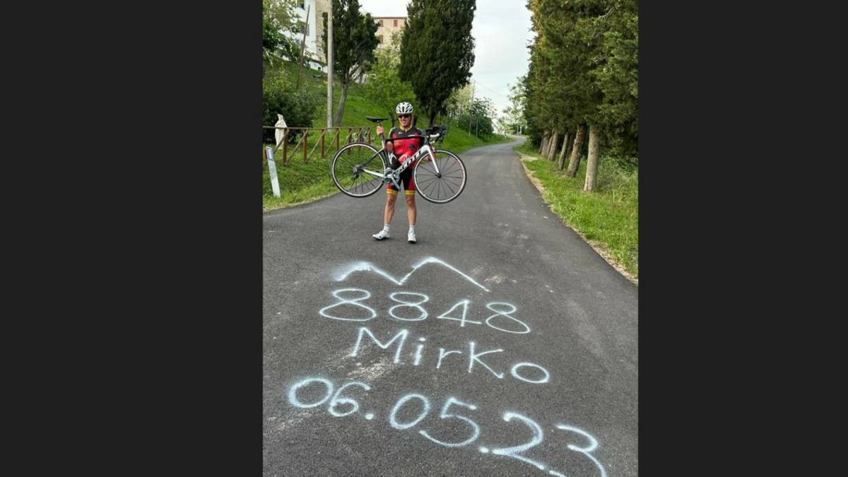 Ciclista ravennate pedala per 36 volte di fila sulla salita di Teodorano: in 19 ore copre il dislivello dell'Everest