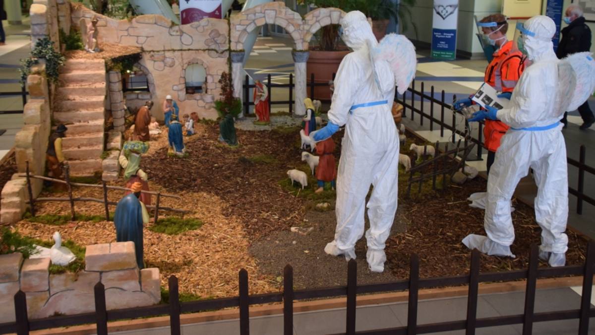 Medici e infermieri diventano angeli nel presepe dell'ospedale